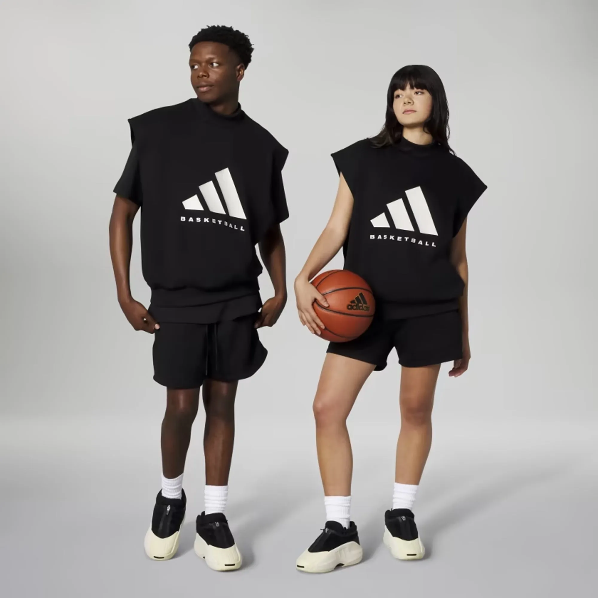 Adidas Originals | BASKETBALL SLEEVELESS SWEATSHIRT (GENDER NEUTRAL)  { BLACK/TALC